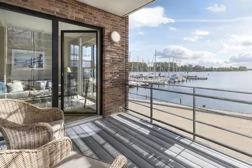 Traveblick! Exklusive Ferienwohnung direkt an der Marina