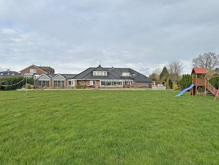 Rückansicht - Villa in 25474 Hasloh mit 395m² kaufen