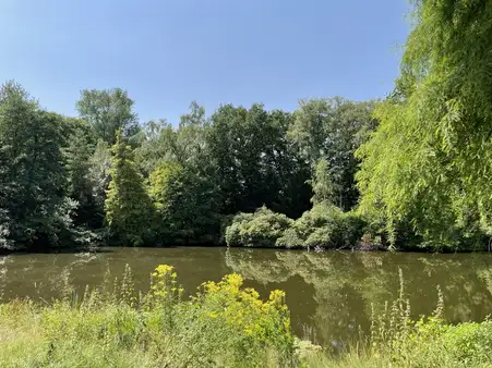 Innerstädtisches Parkgrundstück mit eigenem See