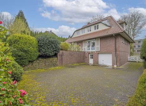 Außenansicht mit Garage - Einfamilienhaus in 22587 Hamburg mit 133m² kaufen