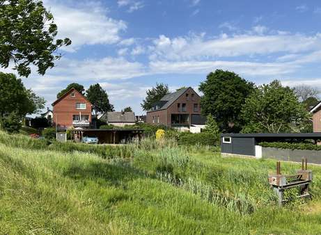 Blick von der Straße auf das Grundstück - Grundstück in 21129 Finkenwerder mit 359m² kaufen