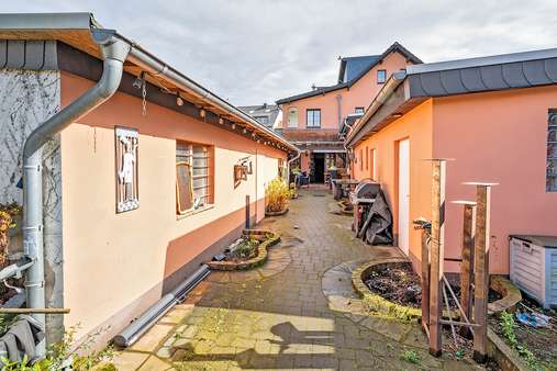111223 Außenansicht - Gastronomie und Wohnung in 50999 Köln mit 164m² kaufen