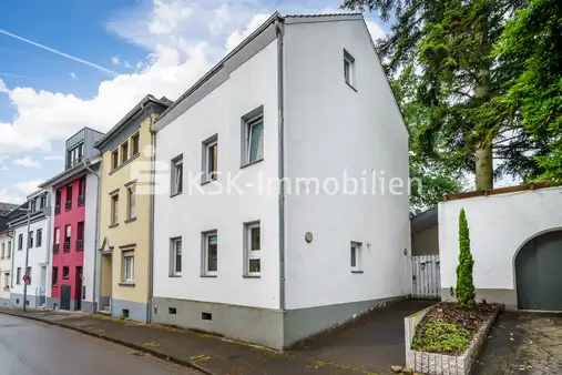 Stilvoll sanierter Altbau mit großem Garten in Siegburg!