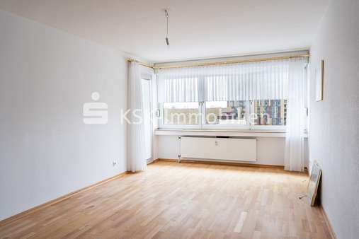 142363 Zimmer - Etagenwohnung in 50933 Köln mit 80m² kaufen