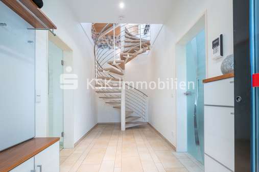 137792 Eingangsbereich Hauptwohnung Nr. 12 - Mehrfamilienhaus in 51067 Köln mit 411m² als Kapitalanlage kaufen