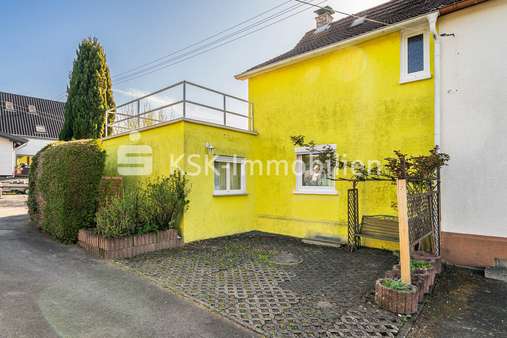 Rückansicht mit Stellplätzen - Einfamilienhaus in 51570 Windeck mit 114m² kaufen