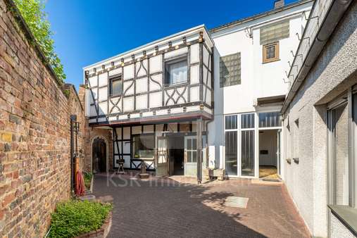 Rückansicht Rückansicht - Zweifamilienhaus in 50181 Bedburg mit 141m² kaufen
