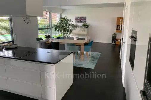 Modernes, freistehendes Haus in ruhiger Wohnlage.