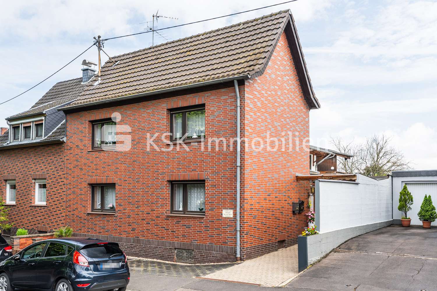 Außenaufnahme Außenaufnahme - Zweifamilienhaus in 50354 Hürth mit 179m² kaufen
