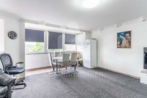 Wohnzimmer - Etagenwohnung in 50823 Köln mit 101m² kaufen