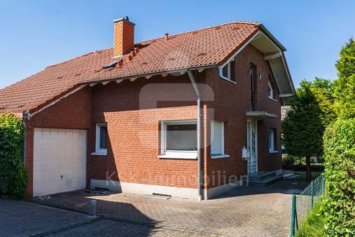Außenaufnahme - Zweifamilienhaus in 50374 Erftstadt / Liblar mit 148m² kaufen