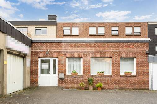 Rückansicht Rückansicht - Wohn- / Geschäftshaus in 50181 Bedburg mit 340m² als Kapitalanlage kaufen