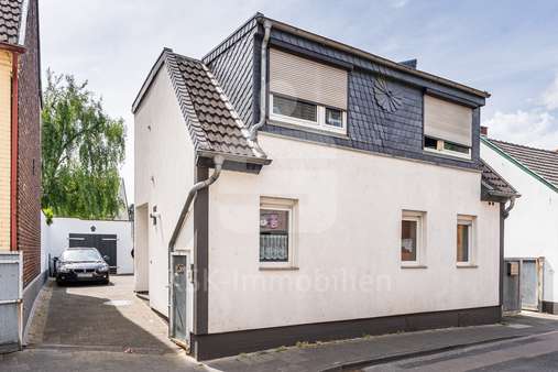 Außenansicht  - Mehrfamilienhaus in 50769 Köln mit 187m² als Kapitalanlage kaufen