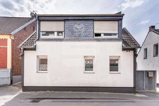Außenansicht  - Mehrfamilienhaus in 50769 Köln mit 187m² als Kapitalanlage kaufen