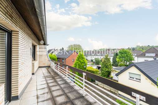 Balkon Voderseite Balkon Voderseite - Dachgeschosswohnung in 50354 Hürth mit 75m² kaufen