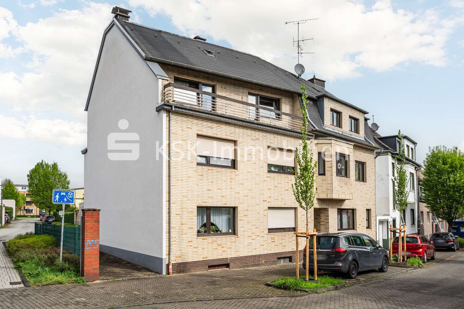 Außenansicht Außenansicht - Dachgeschosswohnung in 50354 Hürth mit 75m² kaufen
