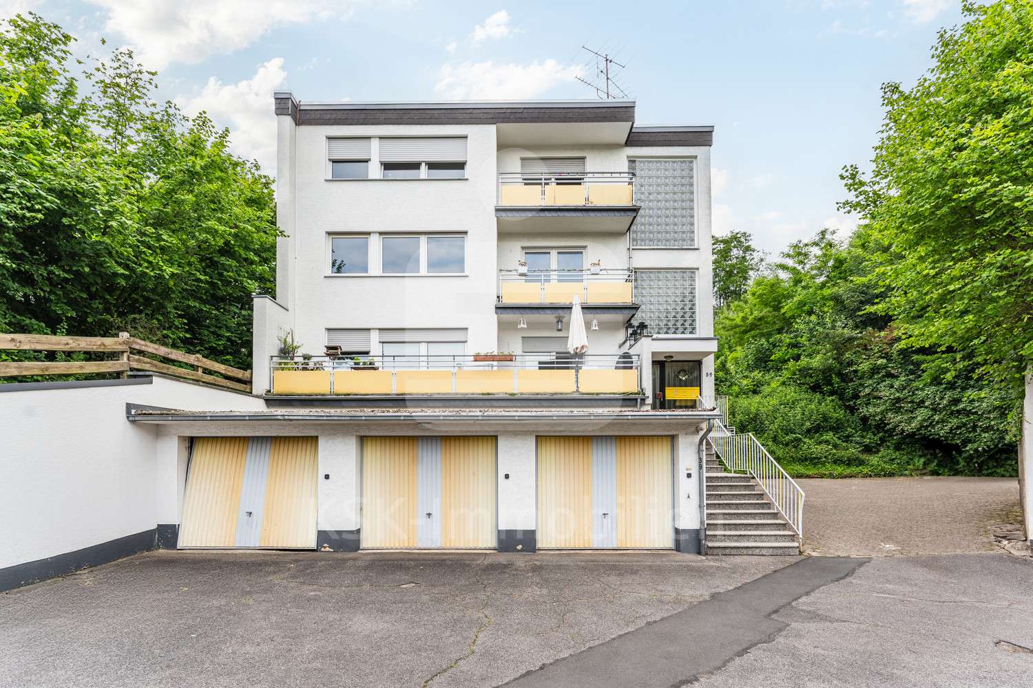 Außenaufnahme Außenaufnahme - Mehrfamilienhaus in 51503 Rösrath mit 376m² kaufen
