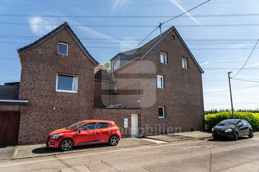 Außenansicht (links Anbau, rechts Haupthaus) - Mehrfamilienhaus in 53332 Bornheim mit 218m² kaufen
