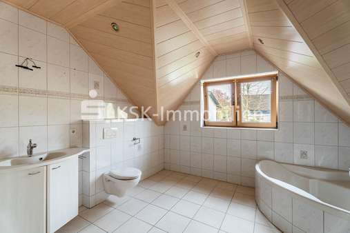 Badezimmer Dachgeschoss - Zweifamilienhaus in 51570 Windeck mit 244m² kaufen