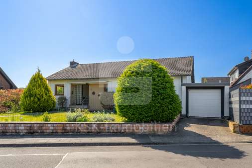 Vorderansicht  - Bungalow in 53332 Bornheim mit 119m² kaufen