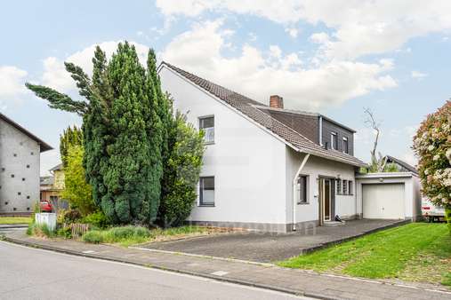 Außenaufnahme Außenaufnahme - Zweifamilienhaus in 50129 Bergheim mit 225m² kaufen