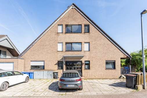 Außenaufnahme Außenaufnahme - Dachgeschosswohnung in 50189 Elsdorf mit 63m² kaufen
