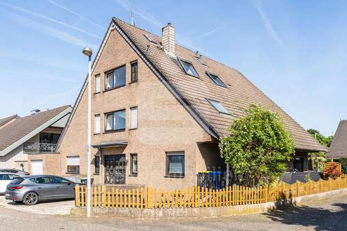 Außenaufnahme Außenaufnahme - Dachgeschosswohnung in 50189 Elsdorf mit 63m² kaufen