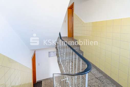 Treppenhaus - Wohnanlage in 50999 Köln mit 60m² als Kapitalanlage kaufen