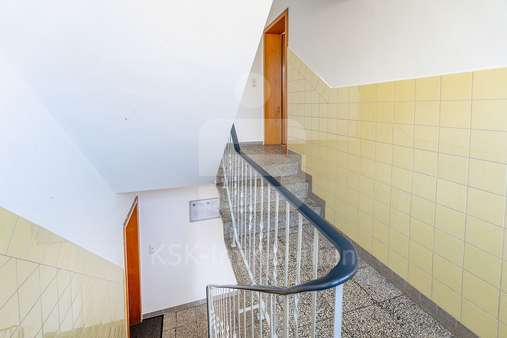 Treppenhaus - Wohnanlage in 50999 Köln mit 59m² als Kapitalanlage kaufen