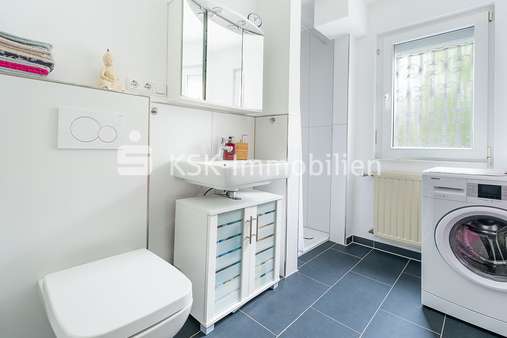 Badezimmer Erdgeschoss - Mehrfamilienhaus in 51429 Bergisch Gladbach / Bensberg mit 152m² kaufen