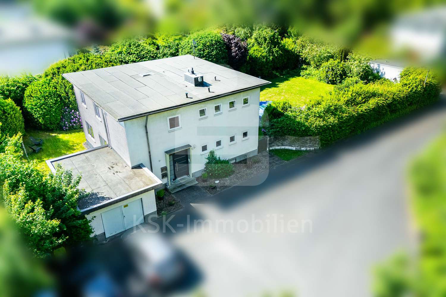 Drohnenansicht Drohnenansicht - Zweifamilienhaus in 51103 Köln mit 165m² kaufen