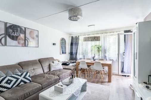 Wohnzimmer - Etagenwohnung in 51069 Köln mit 67m² kaufen