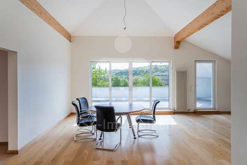 Wohnzimmer  - Dachgeschosswohnung in 53572 Unkel mit 204m² mieten