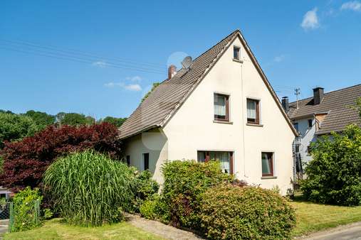 Vorderansicht Vorderansicht - Zweifamilienhaus in 51570 Windeck mit 97m² kaufen