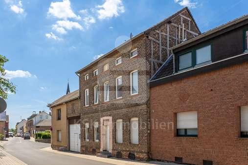 Außenansicht Außenansicht - Zweifamilienhaus in 50374 Erftstadt / Friesheim mit 209m² kaufen