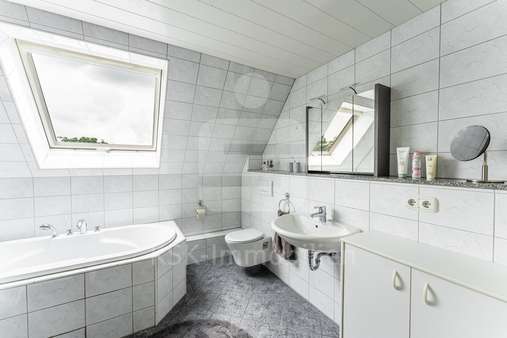 Badezimmer Obergeschoss Badezimmer Obergeschoss - Einfamilienhaus in 51429 Bergisch Gladbach mit 129m² kaufen