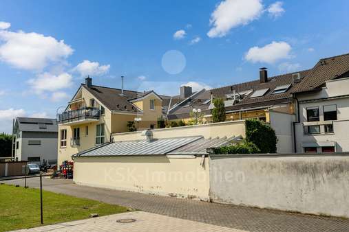 Rückansicht Rückansicht - Etagenwohnung in 53773 Hennef mit 146m² kaufen