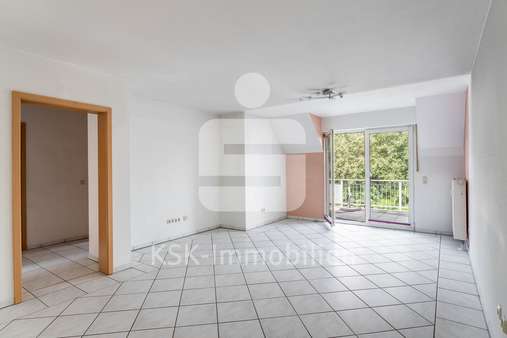 Wohnzimmer - Etagenwohnung in 50226 Frechen mit 74m² kaufen