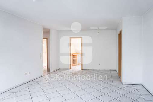Wohnzimmer - Etagenwohnung in 50226 Frechen mit 74m² kaufen