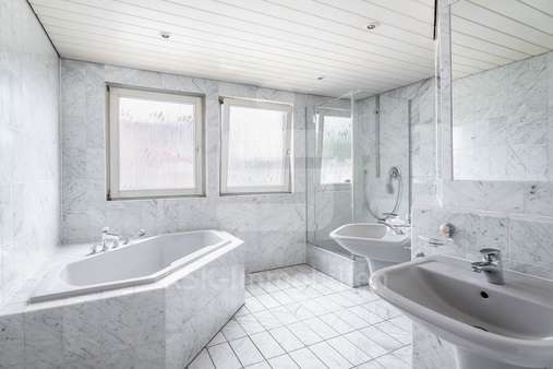 Badezimmer Dachgeschoss - Mehrfamilienhaus in 50767 Köln mit 324m² kaufen
