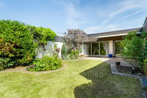 Attraktiver Winkelbungalow mit 2 Garagen in bevorzugter Höhenlage.