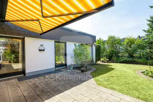 Attraktiver Winkelbungalow mit 2 Garagen in bevorzugter Höhenlage.