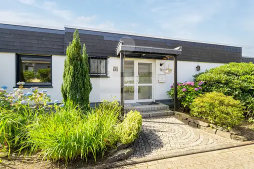 Attraktiver Winkelbungalow mit 2 Garagen in bevorzugter Höhenlage.