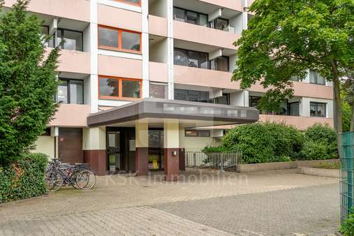 Hauseingang - Etagenwohnung in 50374 Erftstadt / Liblar mit 75m² kaufen