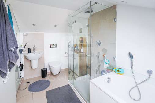 Badezimmer Dachgeschoss Badezimmer Dachgeschoss - Maisonette-Wohnung in 50226 Frechen mit 104m² kaufen