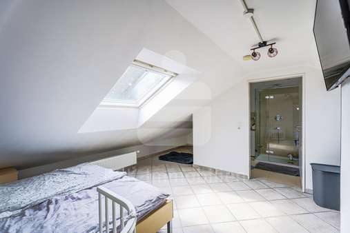 Zimmer Dachgeschoss Zimmer Dachgeschoss - Maisonette-Wohnung in 50226 Frechen mit 104m² kaufen