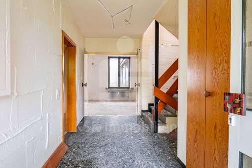 Eingangsbereich Erdgeschoss Eingangsbereich Erdgeschoss - Maisonette-Wohnung in 51467 Bergisch Gladbach / Katterbach mit 155m² kaufen