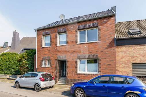 Außenansicht Außenansicht - Reiheneckhaus in 50189 Elsdorf mit 105m² als Kapitalanlage kaufen