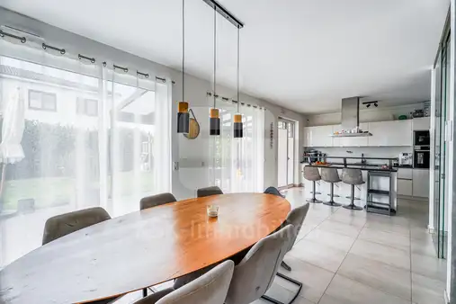 Neuwertig! Modern! Junges Einfamilienhaus mit schönem Garten in 53881 Euskirchen-Stotzheim!