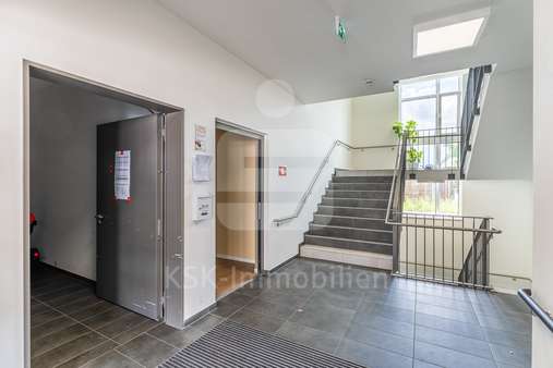 Erdgeschoss Treppenhaus  - Etagenwohnung in 50354 Hürth mit 66m² kaufen